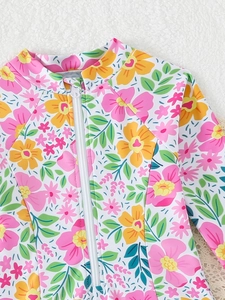 Dettaglio del costume da bagno floreale per bambina con colletto e cerniera