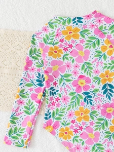 Dettaglio del costume da bagno a maniche lunghe per bambina con stampa floreale