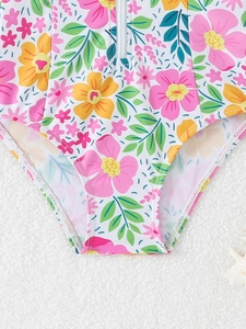 Dettaglio del costume da bagno floreale per bambina con zip e cuciture rifinite