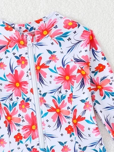 Dettaglio costume intero bianco bimba con stampa floreale e cerniera frontale lucida