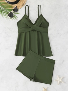 Flachbild von dunkelgrünem Zweiteiler Tankini-Set mit hoher Taille und Strandzubehör
