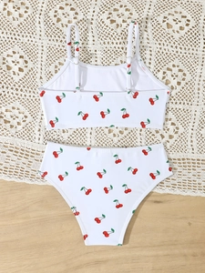Tweeledig meisjes bikini set met rode kersenprint op witte stof en verstelbare bandjes