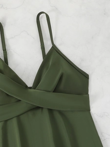 Detail eines armee-grünen Tankini-Oberteils mit überkreuztem Ausschnitt und Trägern