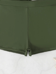 Detailansicht der olivgrünen Tankini-Badeshorts mit hochwertiger Doppelnaht-Verarbeitung