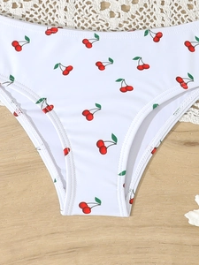 Detail van wit bikinibroekje voor meisjes met kersenprint en nette dubbele stiknaden