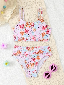 Tweeledige bloemenbikini voor meisjes met tanktop en broekje met hoge taille op wit decor