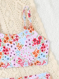 Detail van bloemen bikini top voor meisjes met bandjes en kleurrijke print