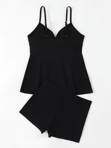 Detailansicht des schwarzen Tankini-Sets mit verstellbaren Trägern und High-Waist-Shorts