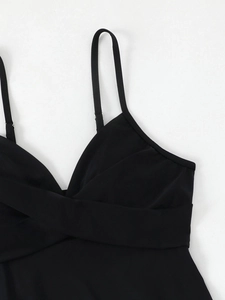 Nahaufnahme des schwarzen Tankini-Oberteils mit V-Ausschnitt und elastischem Material