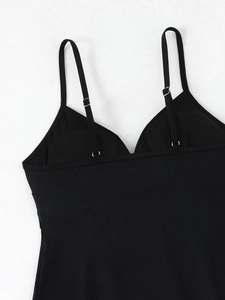 Detail eines schwarzen Tankini-Oberteils mit verstellbaren Trägern und Metallringen