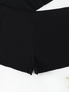 Detailaufnahme der hochelastischen schwarzen Badeshorts mit glatten Flachnähten