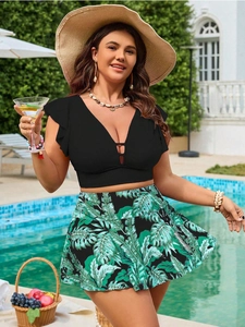 Dettaglio bikini taglie forti a vita alta con stampa tropicale e top con volant