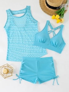 Detailliertes himmelblaues dreiteiliges Tankini-Set mit Spitzenoberteil und Schnür-Shorts