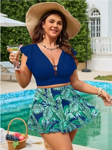 Dettaglio di un bikini curvy con maniche a volant e gonna con stampa a foglie di palma tropicale