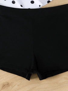Detail der High-Waist Badeshorts in Schwarz mit Polka-Dot-Oberteil und Flachnähten