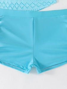 Detail der hellblauen Bikini-Hose mit Spitzenbesatz und hochwertigem Elastikstoff