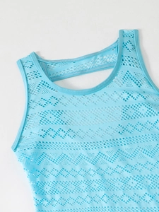 Detailansicht eines hellblauen Tankini-Oberteils aus Spitze mit geometrischen Hohlmustern
