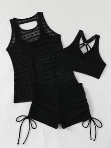 Flachliegendes 3-teiliges schwarzes Tankini-Set mit Spitzenweste und Badeshorts