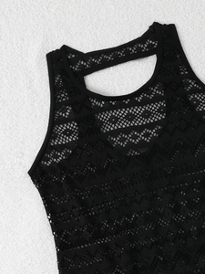 Detail eines schwarzen ärmellosen Tankini-Oberteils mit geometrischem Spitzenmuster