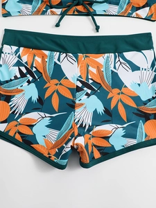 Dettaglio del costume da bagno a due pezzi con stampa a foglie tropicali e pantaloncini piatti