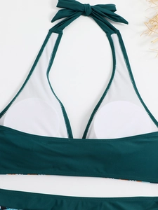 Dettaglio del bikini allacciato al collo verde scuro con fodera interna e imbottiture bianche