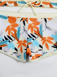 Dettaglio del pezzo sotto del bikini con stampa floreale tropicale e coulisse regolabile