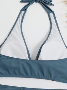 Dettaglio della fodera del costume da bagno con imbottiture rimovibili e rete