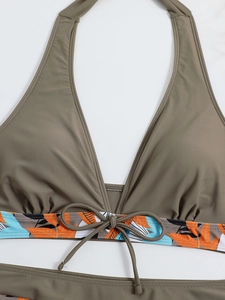 Dettaglio del top bikini halter verde oliva con orlo stampato e fiocco decorativo