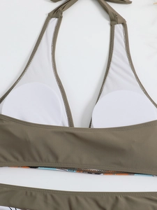 Dettaglio del top bikini verde oliva con fodera in rete e imbottiture rimovibili