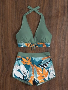 Bikini a due pezzi con top all'americana verde salvia e pantaloncini a vita alta tropicali