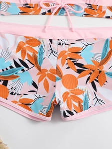 Dettaglio bikini rosa con stampa a foglie tropicali, coulisse regolabile e cuciture fini