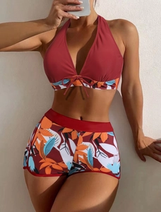 Dettaglio del costume da bagno a due pezzi con top a fascia e pantaloncini floreali