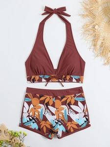 Dettaglio bikini a due pezzi con top bordeaux allacciato al collo e slip floreale