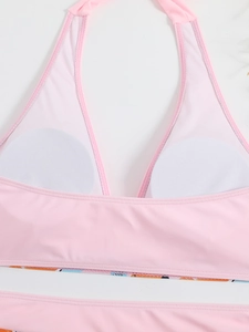 Dettaglio del top bikini rosa con fodera morbida e imbottiture rotonde rimovibili
