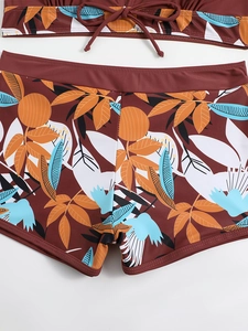 Dettaglio slip bikini a vita alta con stampa floreale tropicale in marrone scuro