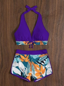 Dettaglio bikini a vita alta con stampa a foglie tropicali e top con scollo a cavezza