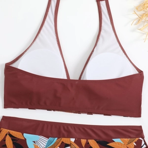 Dettaglio del top bikini marrone rossiccio con imbottiture e slip a stampa tropicale