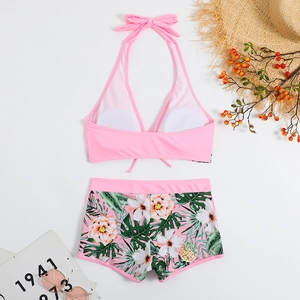 Dettaglio in piano del bikini rosa a lupetto con pantaloncini a fiori tropicali