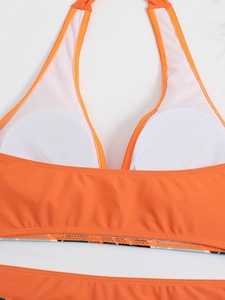 Dettaglio del top bikini arancione con imbottiture rimovibili e fodera in rete bianca