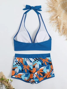 Dettaglio bikini con stampa tropicale, top con coulisse e pantaloncini stile boyleg