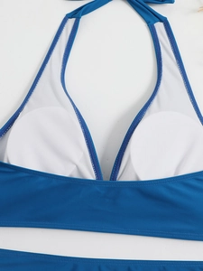 Dettaglio del top bikini blu scuro con fodera in rete bianca e coppe imbottite rimovibili