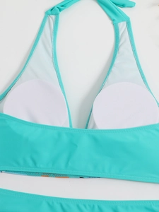 Dettaglio top bikini verde menta con imbottiture bianche e design allacciato