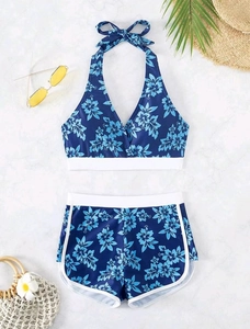 Flachbild von marineblauem Blumen-Bikini mit hoch taillierten Shorts und Strandaccessoires