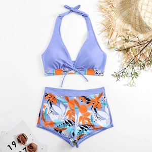 Bikini a due pezzi con top a fascia lilla e pantaloncini a vita alta con stampa agrumata