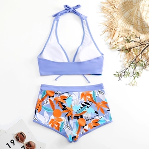 Top bikini lilla a fascia e slip a vita alta con stampa tropicale su sfondo bianco