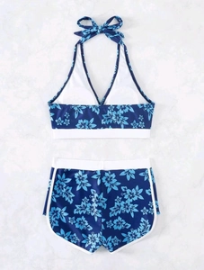 Flachbild eines hoch taillierten zweiteiligen Bikinis mit Blumenmuster und Neckholder