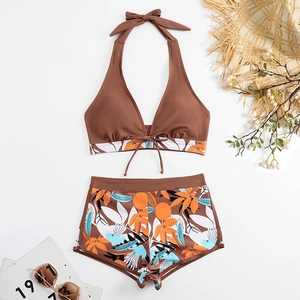 Bikini floreale tropicale con top a fascia e pantaloncini a vita alta in vista piatta