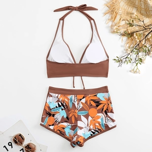 Dettaglio del bikini top marrone con pantaloncini a vita alta a stampa tropicale