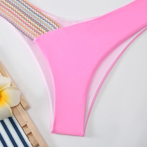 Detail der pinken Bikinihose mit bunt gewellten Strickbahnen und weichem Innenfutter