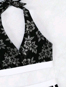 Detail eines floralen Neckholder-Bikinioberteils mit stützendem weißem Elastikband